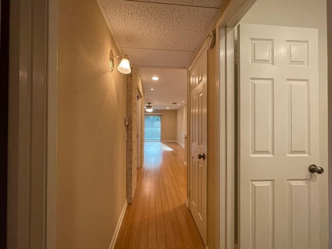 hallway leading to bedrooms - 4708 Park Granada Park