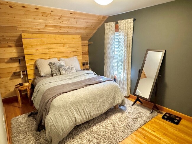 Building Photo - Beautifully renovated 1892 Buckman Bungalow with Hardwoods, Fenced Yard, A/C