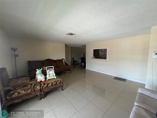 Building Photo - 22775-22766 SW 66th Ave