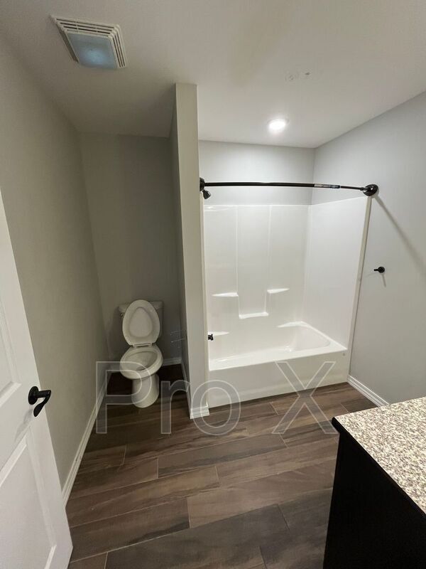 Building Photo - 618 Easton Dr