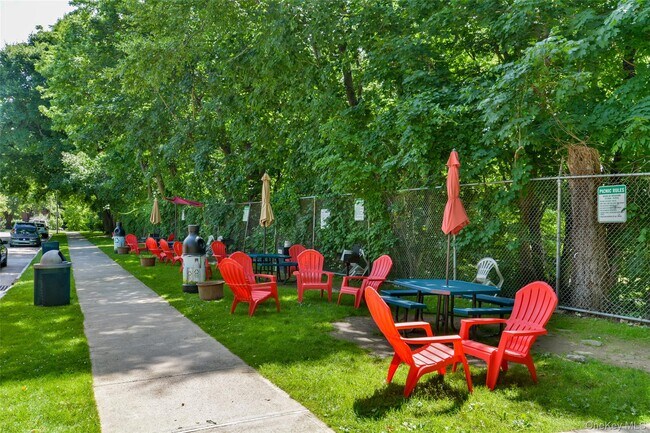 Building Photo - 161 Pearsall Dr