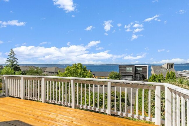 Building Photo - Charming Beach Drive Craftsman w/ AC and V...