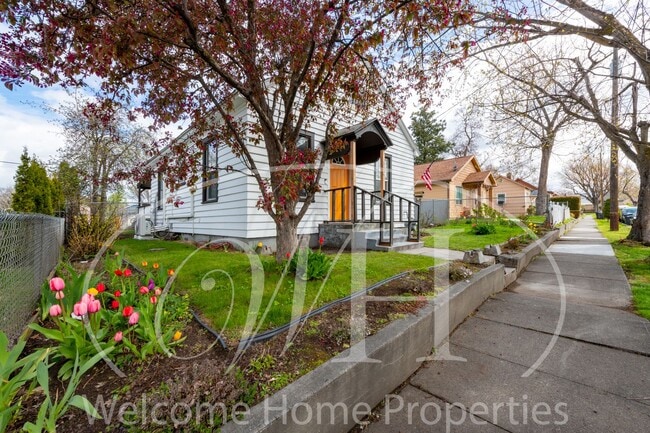Building Photo - Charming Walla Walla Home with Gas Fireplace, Backyard Patio, and Off-Street Parking!