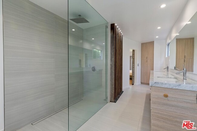 Building Photo - 2400 Glendower Ave