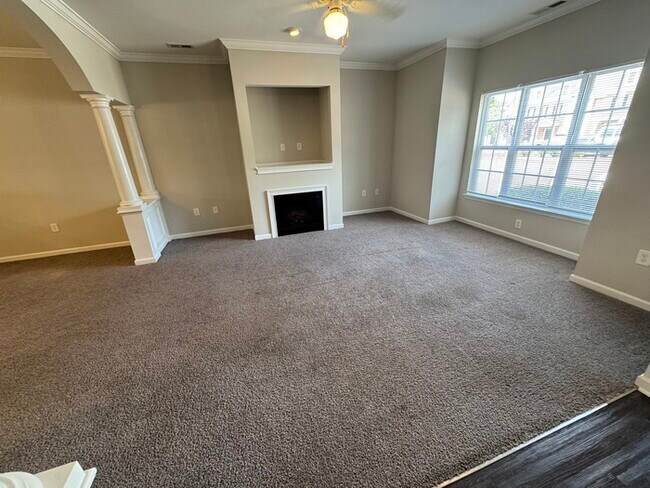 Building Photo - Amazing Deal! Great Location! 3 Bedroom 2.5 Bath Town Home! Playground in community!