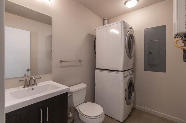 Building Photo - 1702 Forest Hill Dr