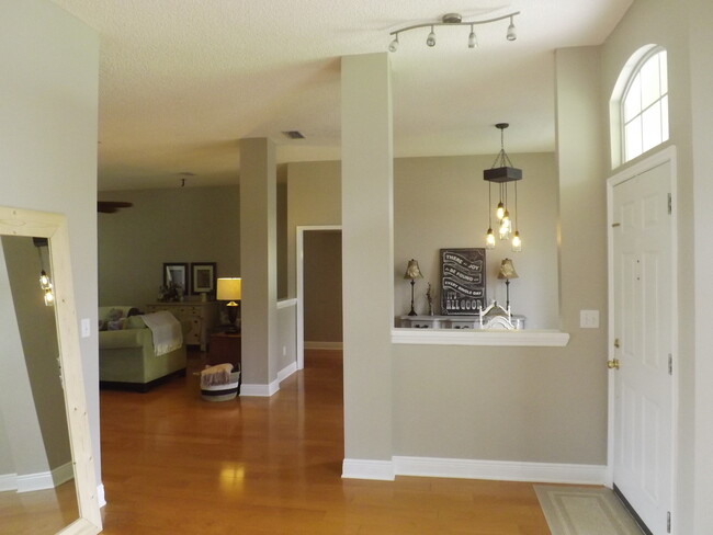 Building Photo - Stunning 3 bedroom 2 bathroom in Heather G...