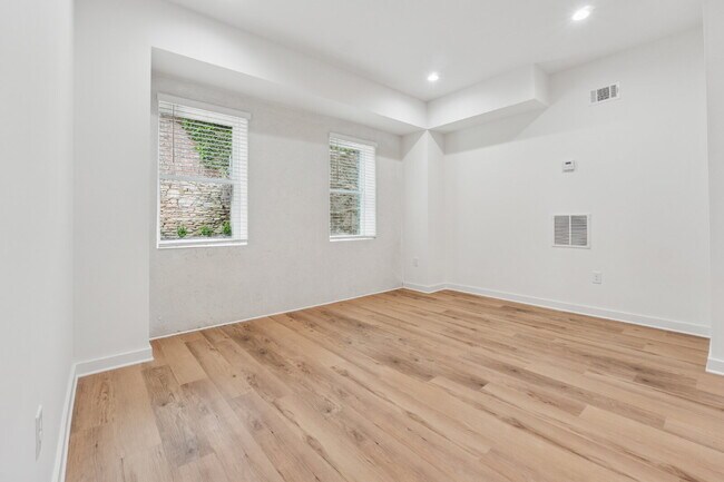 Building Photo - Come check out the West End Flats!