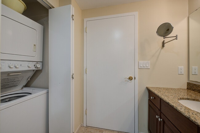 Building Photo - 242 Maple Ave