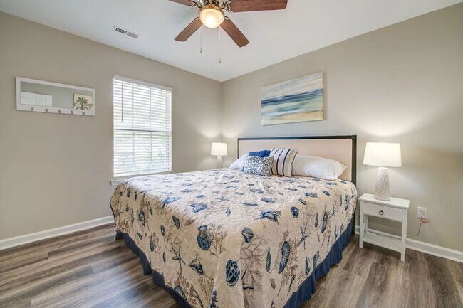 Building Photo - Coastal Comfort Awaits: Spacious 3-Bed, 2-...
