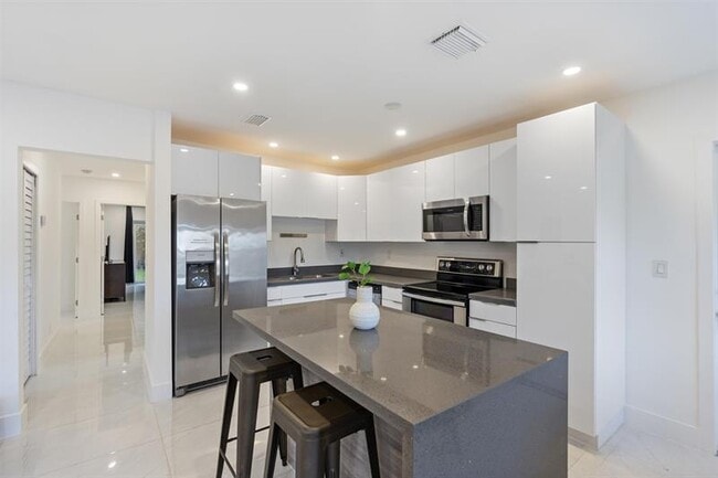 Building Photo - 1409 NE 2nd Ave