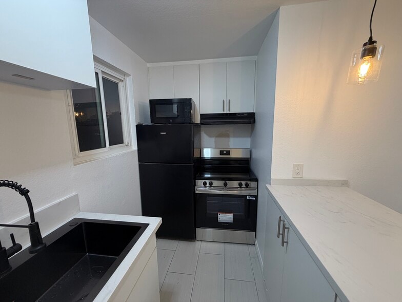 Building Photo - 195 Madrona St