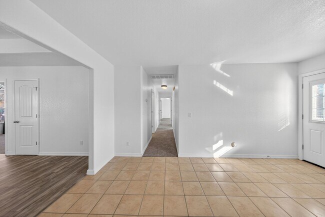 Building Photo - Are you looking for a short term rental. Look No further!!