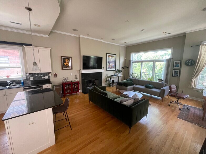 Building Photo - 857 N Paulina St