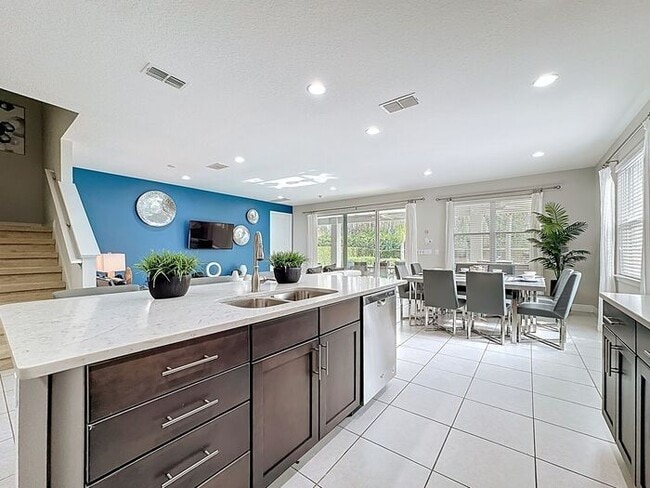 Building Photo - 8 Bedrooms 7 baths on a resort community