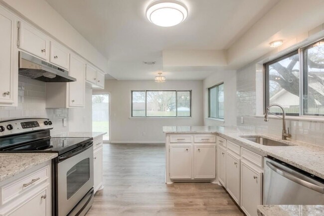 Building Photo - 2503 Versailles Dr