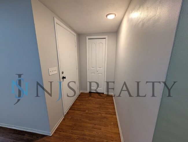 Building Photo - 3/2/1 1508 Sq. Ft. LARGE Corner Lot home: Updated Kitchen & Baths, NEW paint, NEW floors, Fenced ...