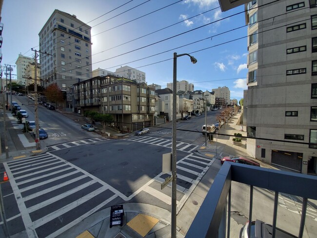 Building Photo - Renovated Pacific Heights 2x2 Condo with g...