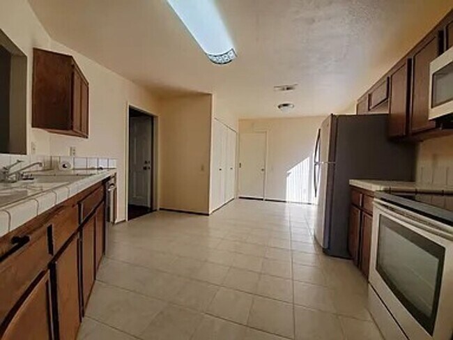 Building Photo - Rare 3 Bed / 2 Bath with Huge Backyard!