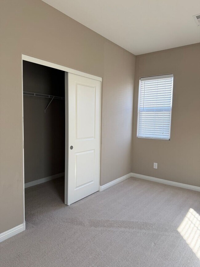 Building Photo - 4bedroom 3 bath 3 car garage