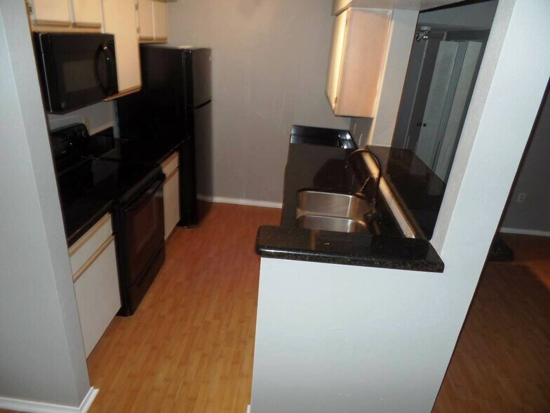 Building Photo - 2851 N Oakland Forest Dr