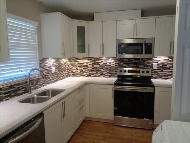Building Photo - 811 SW 12th Pl