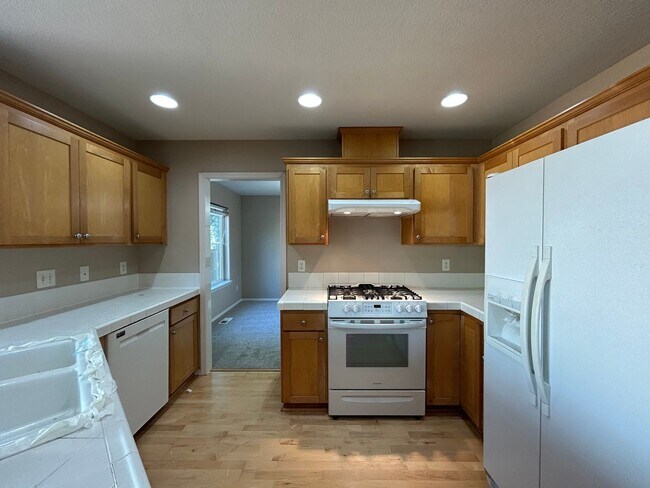 Building Photo - Gorgeous 4 Bed, 2.5 Bath House!