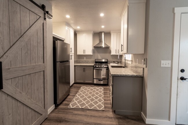 Building Photo - $1,350 Sierra & Woodworth Ave, 1 Bed Clovi...