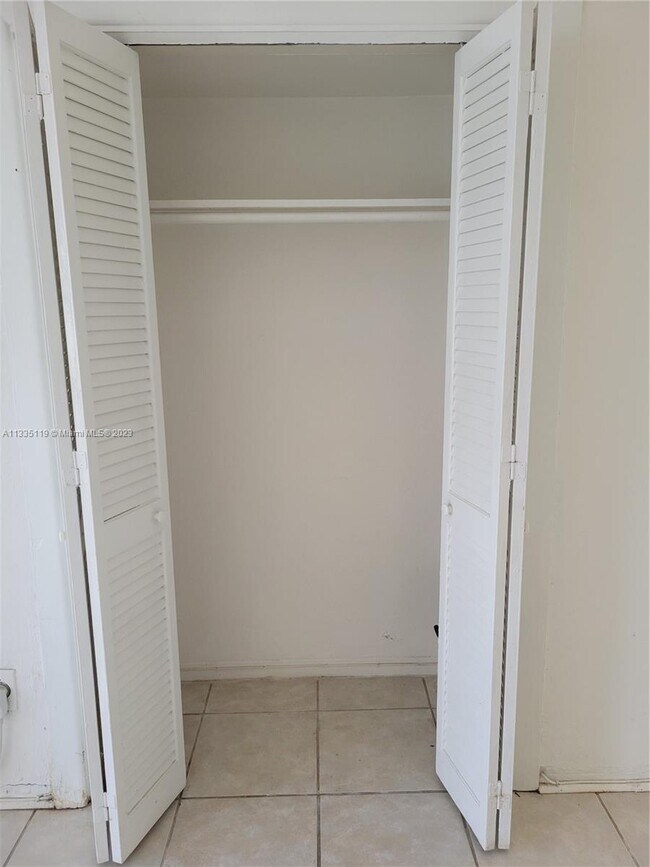 Building Photo - 914 N 16th Ct