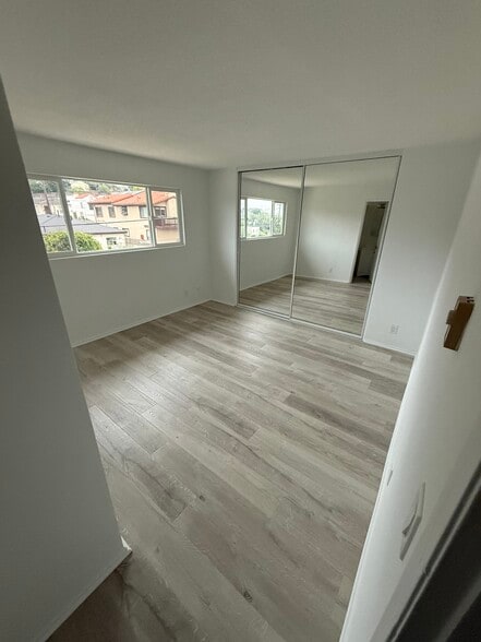 Building Photo - 927 W 19th St