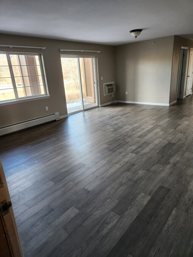 Building Photo - 495 River View Dr