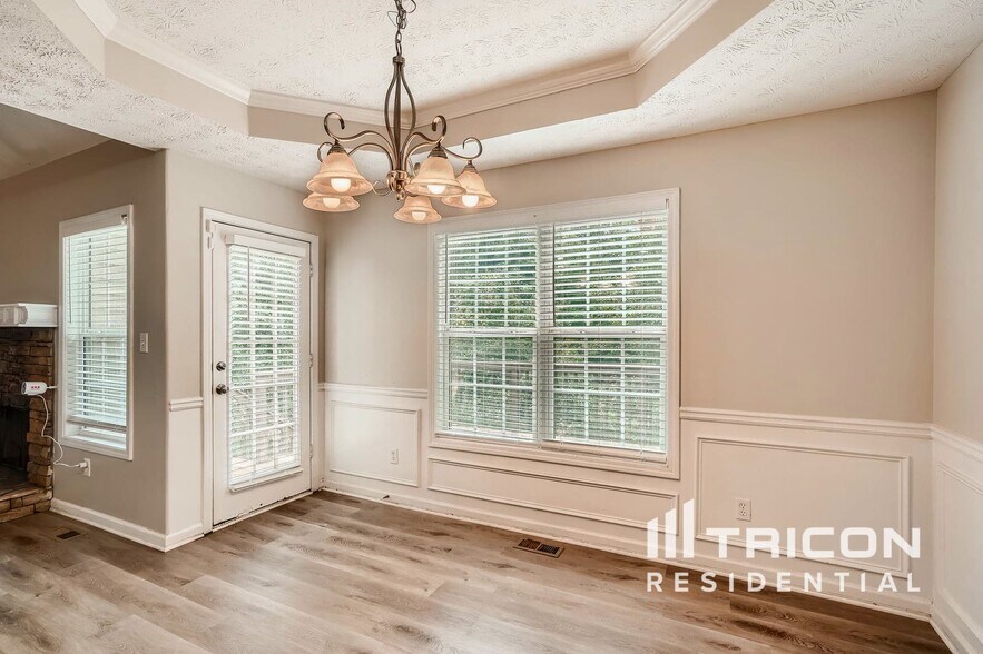 Building Photo - 930 Willow Hollow Dr