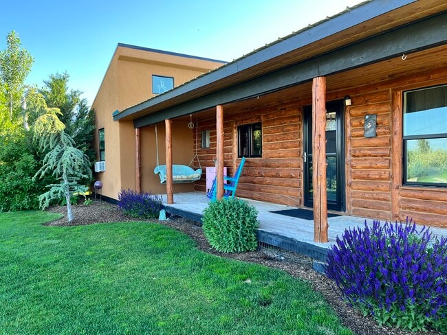 Building Photo - 211 Waucanza St