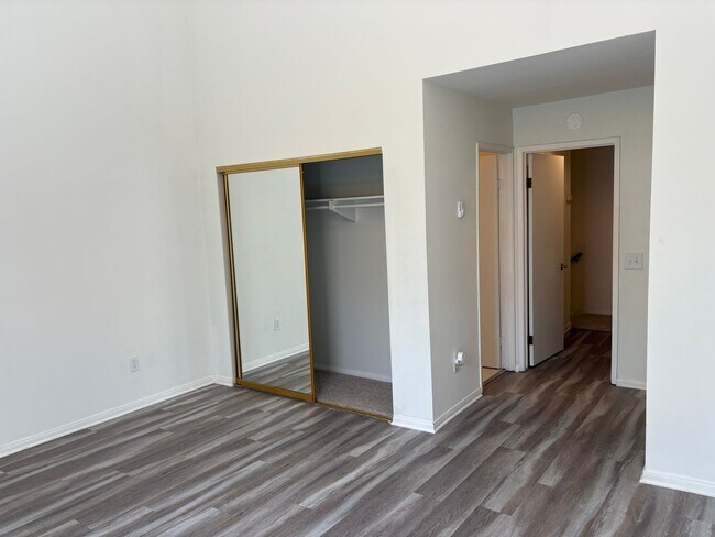 Building Photo - Spacious 2 Bedroom/ 2 Bath in the Highly D...