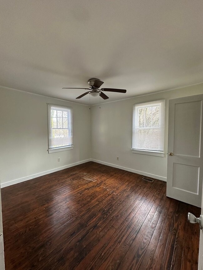 Building Photo - In town - 3 Bedroom, 1 bathroom house move-in ready