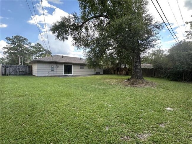 Building Photo - Three Bedroom, Two Bath