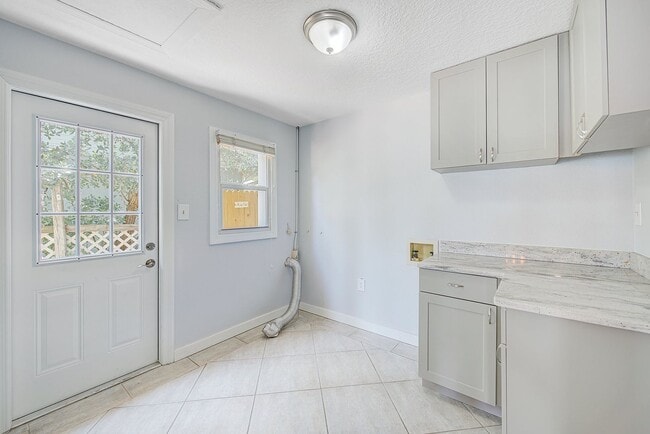 Building Photo - Waterfront 3BR/2BA Home – Walk to Beach + Boat Lift – $500 Off!