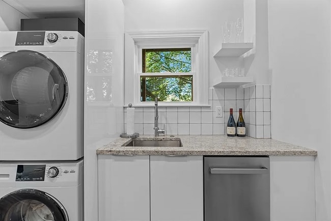 Building Photo - 402 E 7th St