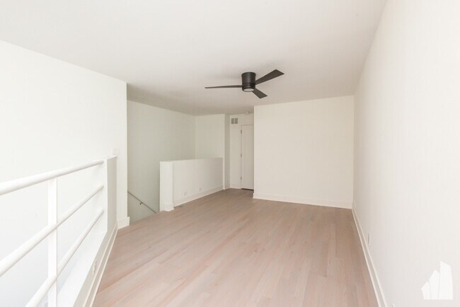 Building Photo - 944 W Grace-F202