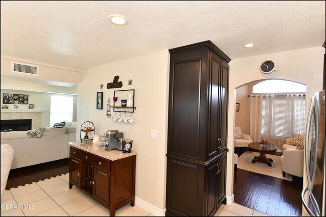 Building Photo - 5060 Silver Sands Ave