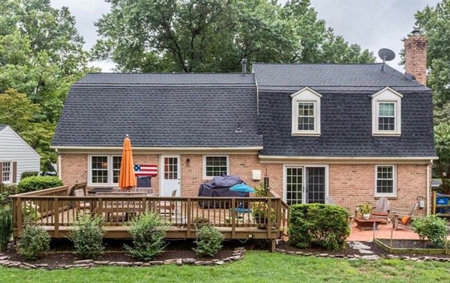 Building Photo - Gorgeous 4 BR/2.5 BA Home on a Beautiful T...