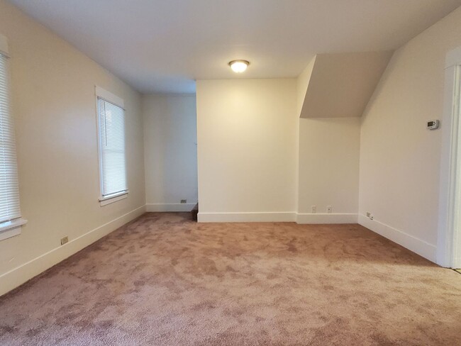 Building Photo - 3 bdrm, 1 bath home for $1995 Rent