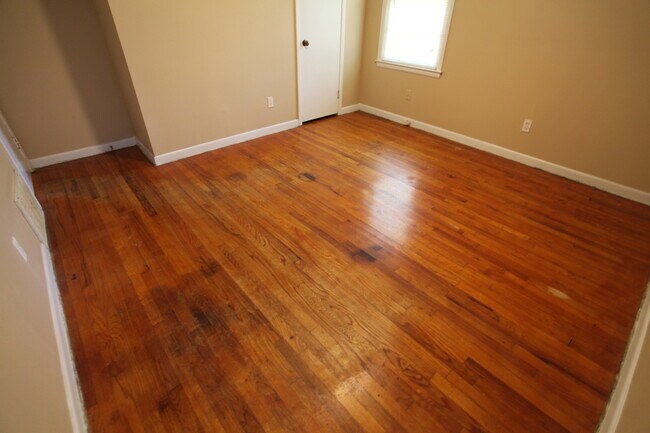 Building Photo - House For Rent Dean Road!