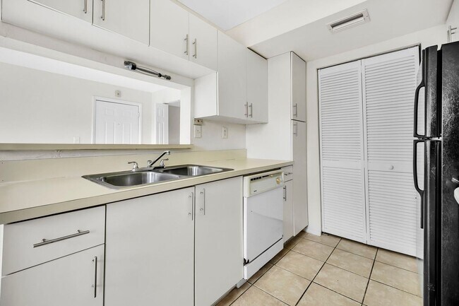 Building Photo - Cozy 2/1 Home in Sunrise!