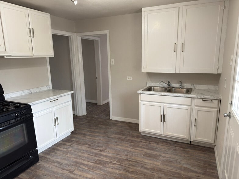 Building Photo - 1422 W Mariposa Dr