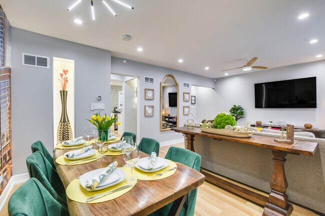 Building Photo - 6242 N Kenmore Ave