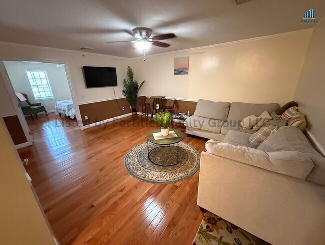 Building Photo - 1556 N Main St