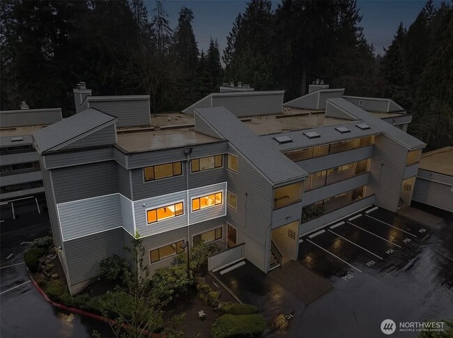 Building Photo - 3 Bedroom 2 Bathroom Plus Parking