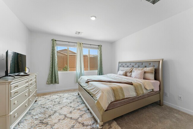 Building Photo - 1645 W la Mirada Dr