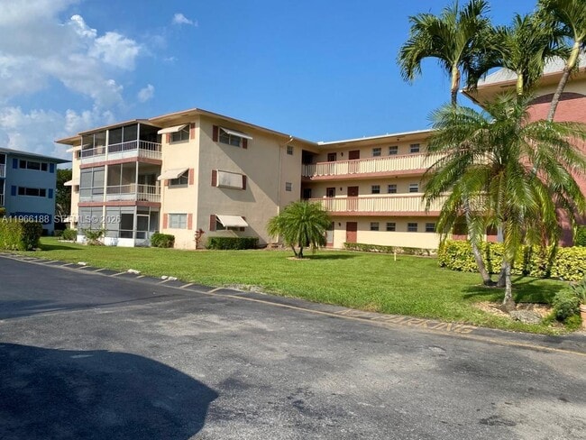 Building Photo - 1001 Hillcrest Ct